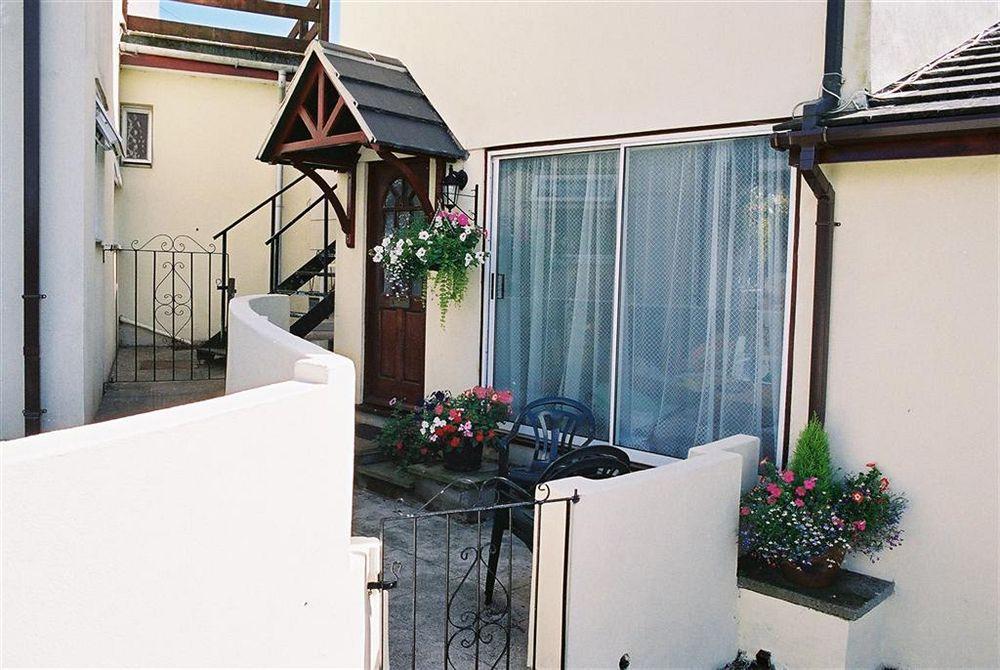 Crossways & Sea View Holiday Apartments Торки Екстериор снимка