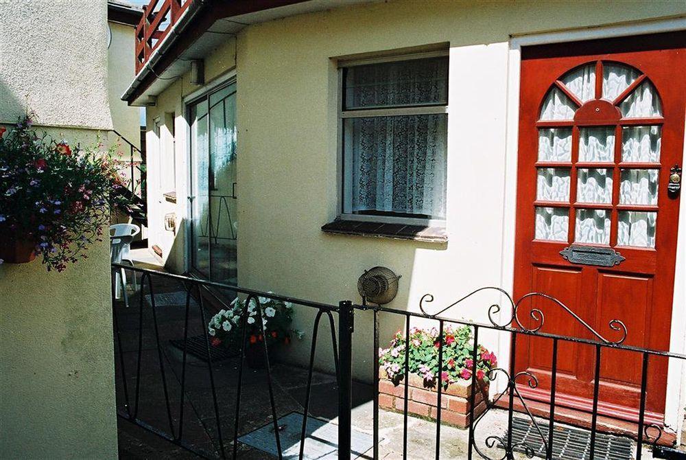 Crossways & Sea View Holiday Apartments Торки Екстериор снимка