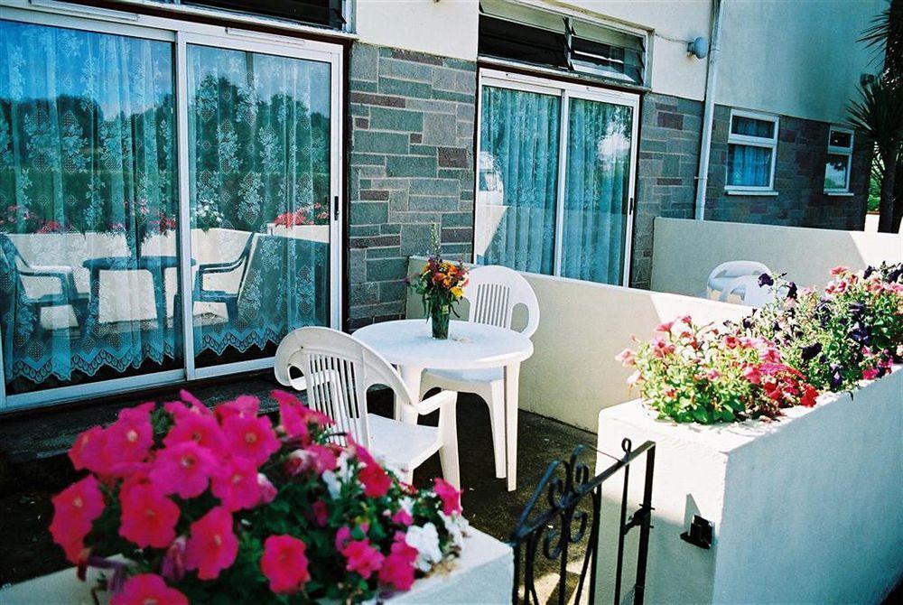 Crossways & Sea View Holiday Apartments Торки Екстериор снимка
